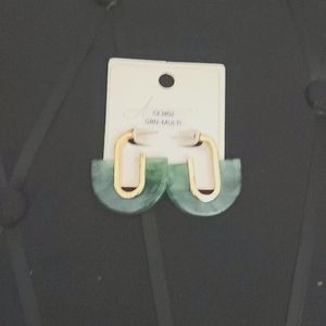 Elegant Green and gold U shaped earrings
